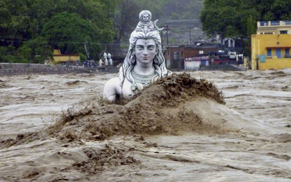 Une-statue-de-Shiva-submergée-par-les-eaux-en-Uttarkhand.-e1417714880938.jpg