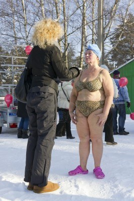 12993428-vilnius-lituanie--4-fevrier-les-fans-de-la-natation-hivernale-prendre-un-bain-dans-une-eau-glacee-su.jpg