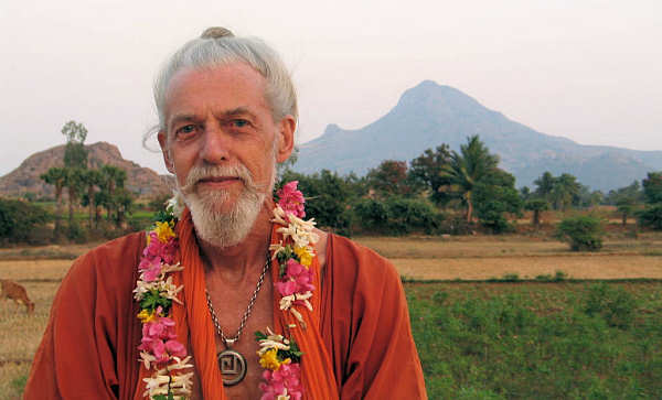 Baba%20Garlanded%20at%20Arunachala-600x363.jpg