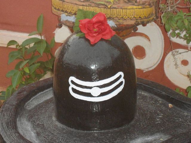 Shiva_Lingam_at_Shilparamam_Jaatara_640px.jpg