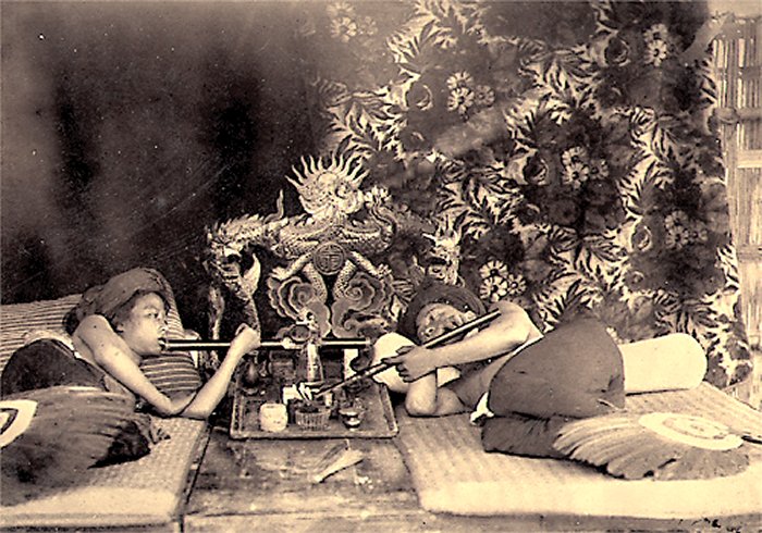 Opium_fumeurs_Vietmam_1884-85_Dr_Hocquard.jpg