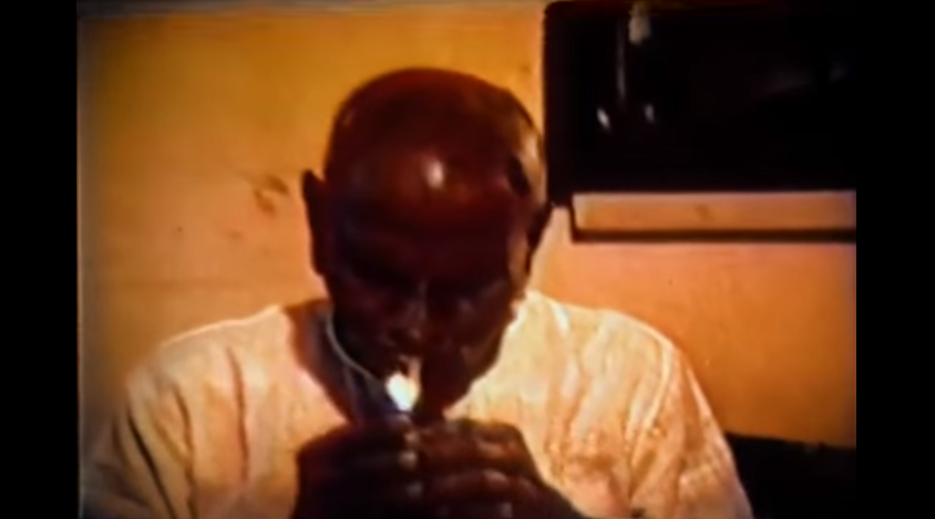 Sri Nisargadatta fume 3.png