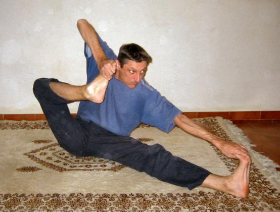 Akarnadhanurasana.jpg