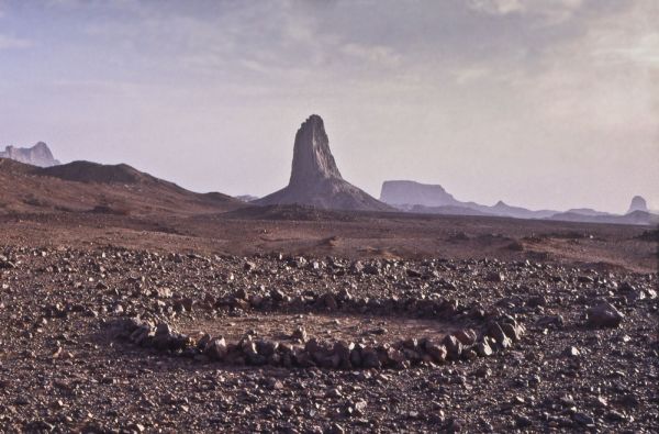 Land Art R Long Sahara Circle 1988 600px.jpg